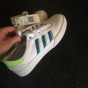 NWT Adidas 3 stripe skateboarding White Kicks